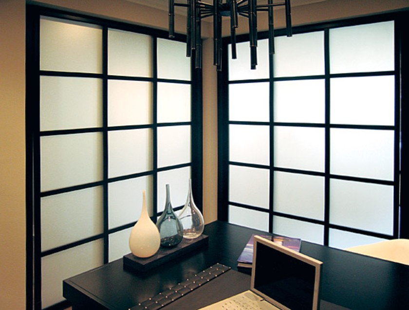 Угловая перегородка в японском стиле с матовым стеклом Канск