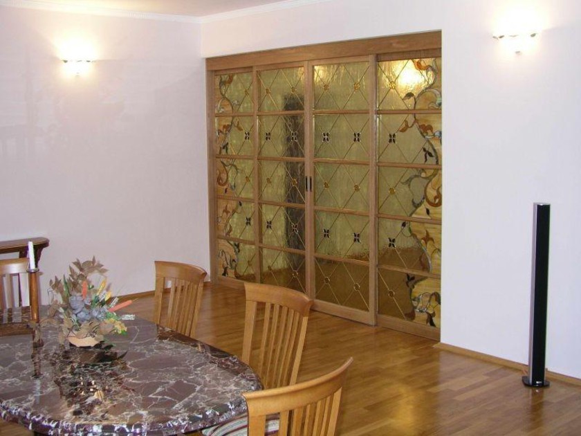 Перегородка для гостиной с цветным стеклом и декоративными вставками Канск