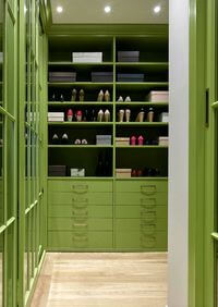 Г-образная гардеробная комната в зеленом цвете Канск