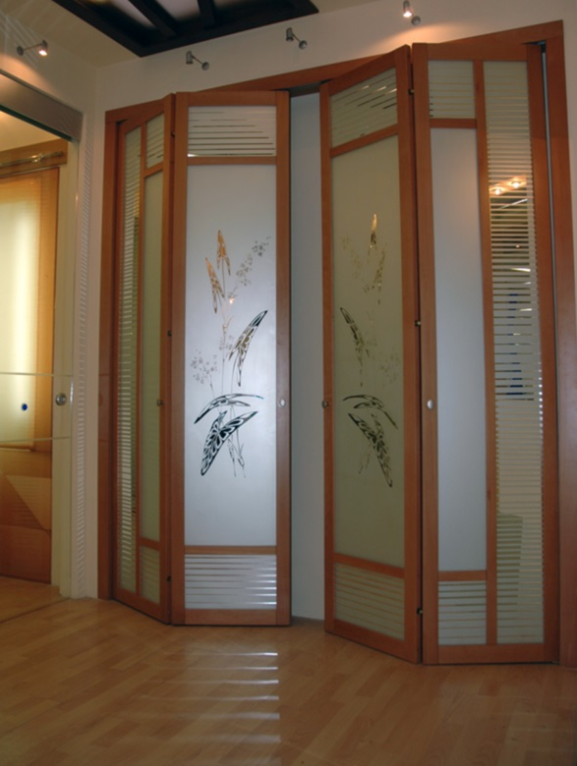 Широкие двери гармошка с матовым стеклом и рисунком Канск
