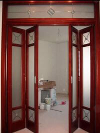 Дверь гармошка с декоративными стеклянными вставками Канск
